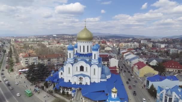 Aerial footage av Uzhgorod centrum - ovanifrån av kyrkan i sommar. Dagtid — Stockvideo