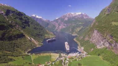 Geiranger fiyort alan, Norveç. Yaz saati, havadan görünümü. Onun görkemli, karla kaplı dağ başında, yatay peri masalı. Dünyanın en güzel turistik yerlerinden biri olan muhteşem manzarası