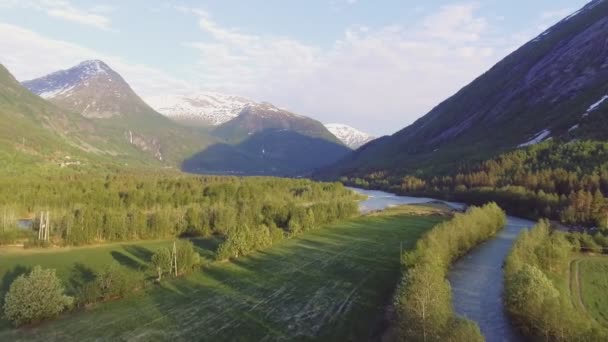 Vadinin Jostedalsbreen Ulusal parkında güneşli bir Norveç havadan görünümü — Stok video