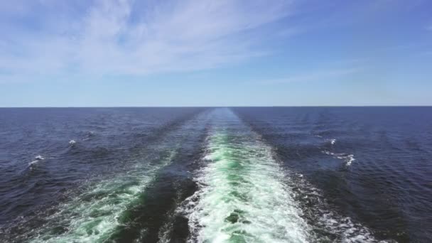 Filmagem de ondas marinhas espumosas turquesa atrás de lancha rápida . — Vídeo de Stock
