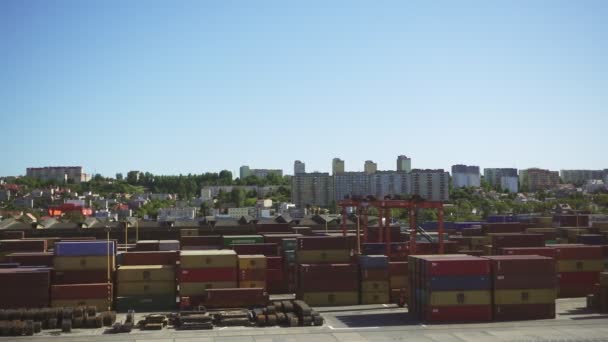 Γκντανσκ, Πολωνία - 29 Μαΐου: Βαθέων υδάτων Container Terminal στο Γκντανσκ, κατά τη διάρκεια φόρτωσης - το μεγαλύτερο σταθμό εμπορευματοκιβωτίων στην Πολωνία, στις 29 Μαΐου 2018 στο Γκντανσκ της Πολωνίας. — Αρχείο Βίντεο