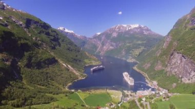 Geiranger fiyort alan, Norveç. Yaz saati, havadan görünümü. Onun görkemli, karla kaplı dağ başında, yatay peri masalı. Dünyanın en güzel turistik yerlerinden biri olan muhteşem manzarası