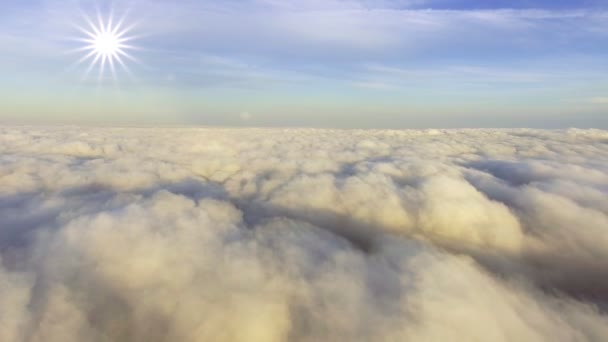 Vue aérienne au-dessus des nuages vers le soleil — Video