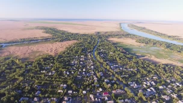 La ciudad de Vilkovo, región de Odessa, Ucrania, Vista aérea a la hora de verano . — Vídeo de stock