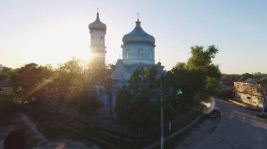 Hava görüntülerini Vilkovo şehir merkezi - üstten görünüm Kilisesi yaz, Odessa region, Ukrayna