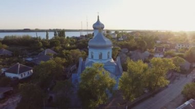 Hava görüntülerini Vilkovo şehir merkezi - üstten görünüm Kilisesi yaz, Odessa region, Ukrayna