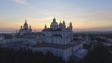 Kutsal Dormition Pochayiv Lavra, bir Ortodoks Manastırı Ternopil oblast Ukrayna Hava görünümünü. Doğu Avrupa