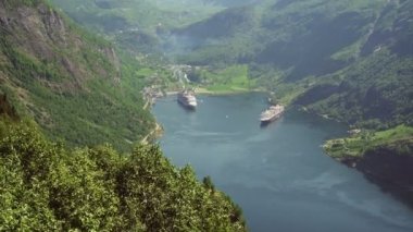 Geiranger fiyort alan, Norveç. Yaz saati, havadan görünümü. Onun görkemli, karla kaplı dağ başında, yatay peri masalı. Dünyanın en güzel turistik yerlerinden biri olan muhteşem manzarası