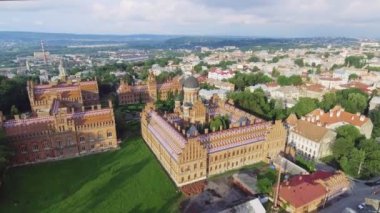 Chernivtsi Ulusal Üniversitesi ikamet. Seminer kilise üç Azizler. Seminer bina. Hava