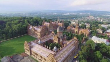 Chernivtsi Ulusal Üniversitesi ikamet. Seminer kilise üç Azizler. Seminer bina. Hava