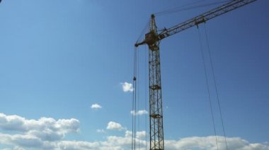 Bir vinç, mavi gökyüzü Timelapse görüntüleri.