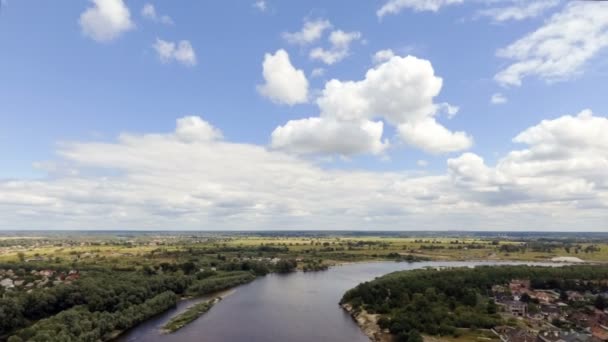 Летний снимок глубокой синей реки — стоковое видео