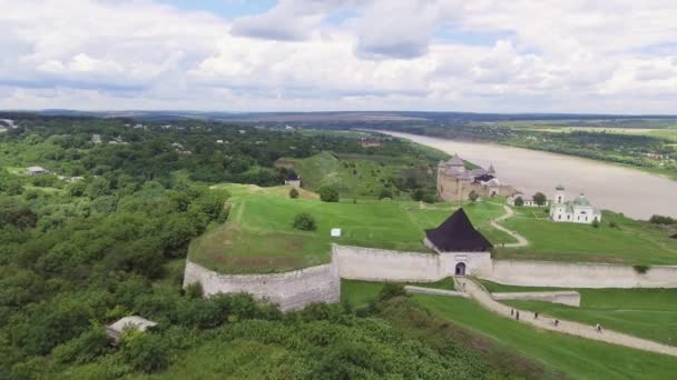 Luchtfoto schot. Oud kasteel in de buurt van de rivier. Hotin kasteel in Oekraïne. Oost-Europa — Stockvideo