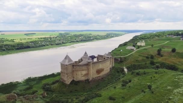 Colpo aereo. Vecchio castello vicino al fiume. Castello Hotin in Ucraina. Paesi dell'Europa orientale — Video Stock