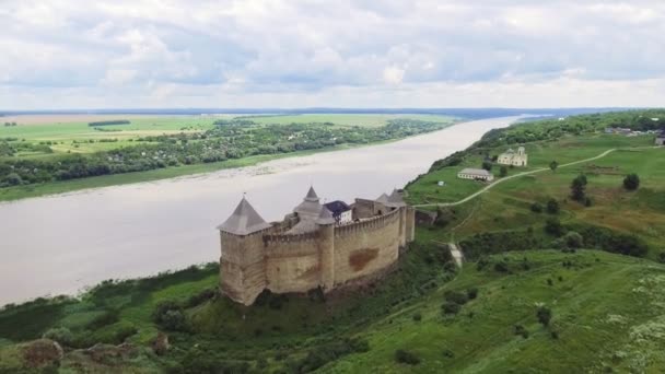 Disparo aéreo. Antiguo castillo cerca del río. Castillo Hotin en Ucrania. Europa del Este — Vídeo de stock