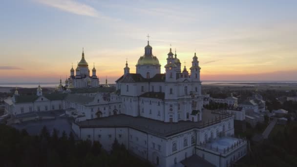 Вид с воздуха на Свято-Успенскую Почаевскую лавру, православный монастырь в Тернопольской области Украины. Восточная Европа — стоковое видео