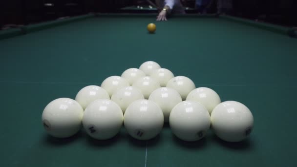 Russian billiards, the first blow, breaking the pyramid. — Stock Video