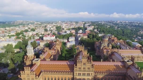 A residência da Universidade Nacional de Chernivtsi. Seminário Igreja dos Três Santos. Edifício do seminário. Aviação — Vídeo de Stock