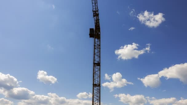 Timelapse filmagem de um guindaste de construção, céu azul — Vídeo de Stock