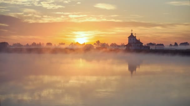 Timelapse van zonsondergang, hemel met cloud pass over de koepel van de kerk in Oekraïne, water reflectie in schemering — Stockvideo