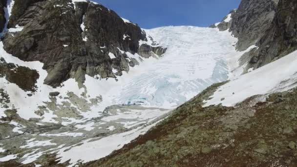 Tuftebreen - a geleira na Noruega fica nas proximidades de Steinmannen e Bakli. Vista aérea . — Vídeo de Stock