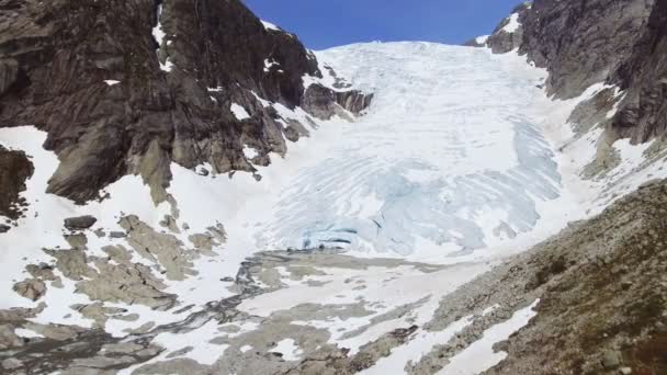 Tuftebreen - ledovec v Norsku je nedaleko Steinmannen a Bakli. Letecký pohled. — Stock video