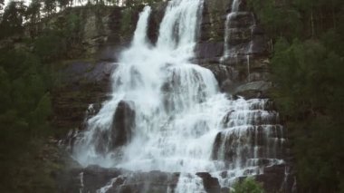 Şelale Vadisi, Norveç. Şelale Tvindefossen Norveç 'in en büyük ve en yüksek şelalesidir ve yüksekliği 152 M.' dir..