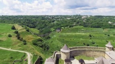 Hava atış. Eski kale Nehri yakınında. Ukrayna'da Hotin Kalesi. Doğu Avrupa