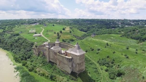 Disparo aéreo. Antiguo castillo cerca del río. Castillo Hotin en Ucrania. Europa del Este — Vídeo de stock