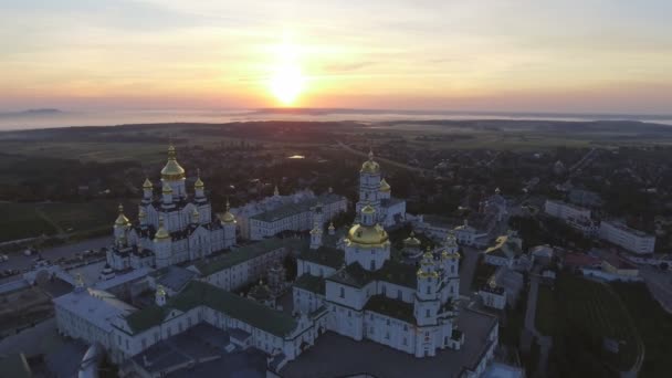 Вид с воздуха на Свято-Успенскую Почаевскую лавру, православный монастырь в Тернопольской области Украины. Восточная Европа — стоковое видео