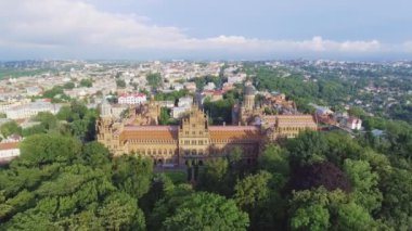 Chernivtsi Ulusal Üniversitesi ikamet. Seminer kilise üç Azizler. Seminer bina. Hava