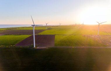 Rüzgar türbinleri hareket arasında bir yaz gününde arıyorum havadan görünümü