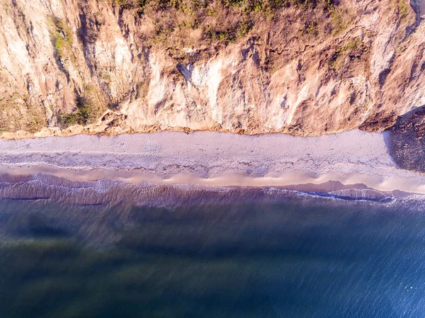 Plaża wąska linia, fale i ocean. Widok z lotu ptaka. — Zdjęcie stockowe