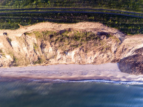 Smala strandlinjen, vågorna och havet. Flygfoto. — Stockfoto