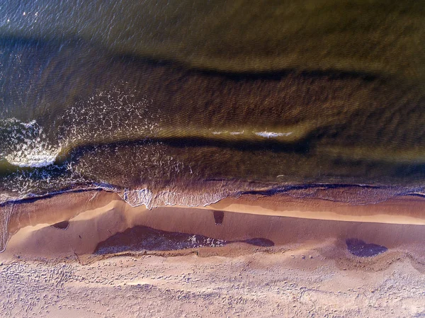 Linea di spiaggia stretta, onde e oceano. Vista aerea . — Foto Stock