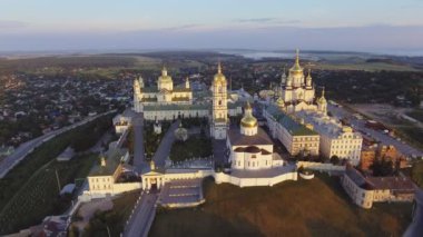 Kutsal Dormition Pochayiv Lavra, bir Ortodoks Manastırı Ternopil oblast Ukrayna Hava görünümünü. Doğu Avrupa