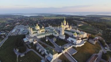 Kutsal Dormition Pochayiv Lavra, bir Ortodoks Manastırı Ternopil oblast Ukrayna Hava görünümünü. Doğu Avrupa