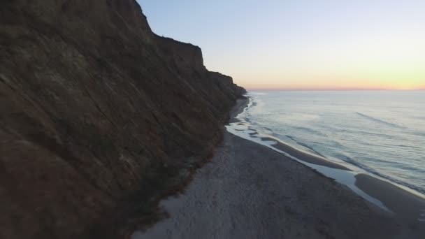 4k flyger över havet mot stigande solen - Aerial film video — Stockvideo