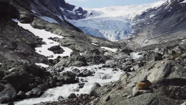 Luftaufnahme des fabergstolsbreen-Gletschers im nigardsvatnet jostedalsbreen Nationalpark in Norwegen an einem sonnigen Tag — Stockvideo