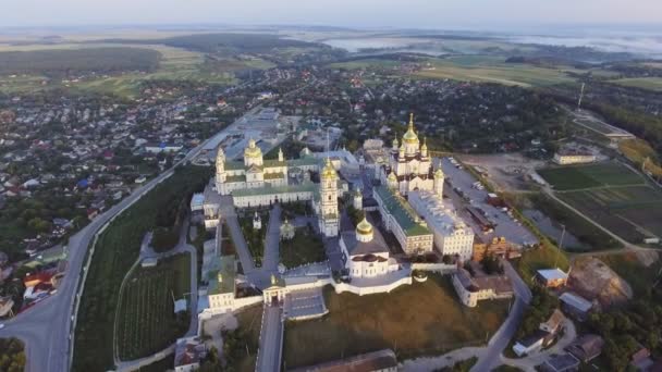 Veduta aerea della Santa Dormizione Pochayiv Lavra, un monastero ortodosso nell'Oblast 'di Ternopil in Ucraina. Paesi dell'Europa orientale — Video Stock