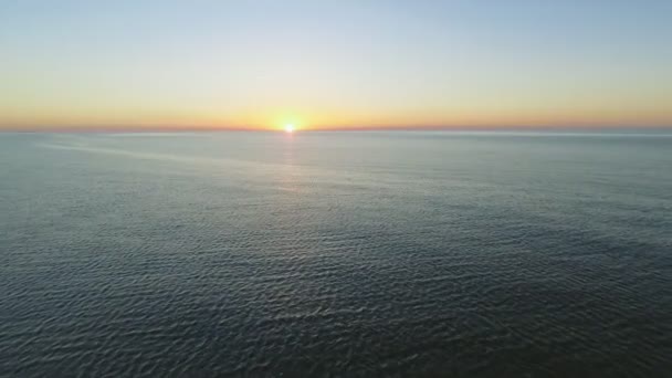 Полет над морем к восходящему солнцу - Видео с воздуха — стоковое видео