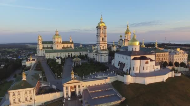 Vista aérea da Santa Dormição Pochayiv Lavra, um mosteiro ortodoxo no Oblast de Ternopil, na Ucrânia. Europa Oriental — Vídeo de Stock