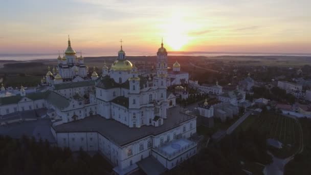 Luftaufnahme der heiligen Entschlafung pochayiv lavra, ein orthodoxes Kloster in ternopil Oblast der Ukraine. Osteuropa — Stockvideo