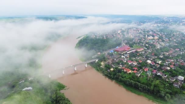 Aerial footage video of Zaleschiki, Ternopil region, Ukraine. Panoramic view at the foggy morning. Sunrise time. Flying over the river Dniester — Stock Video
