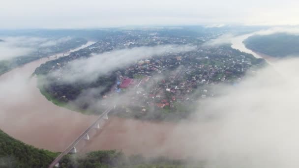 Εναέρια πλάνα βίντεο Zaleschiki, περιοχή Ternopil, Ουκρανία. Πανοραμική θέα προς την ομίχλη το πρωί. Ανατολή. Πετώντας πάνω από τον ποταμό Dniester — Αρχείο Βίντεο