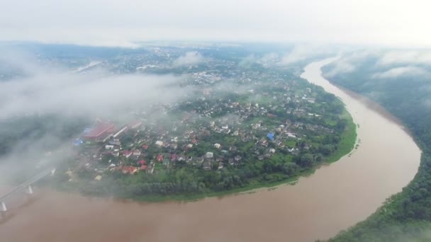 Aerial film video av Zaleschiki, Ternopil region, Ukraina. Panoramavy på en Dimmig morgon. Soluppgång tid. Flygande över floden Dnjestr — Stockvideo