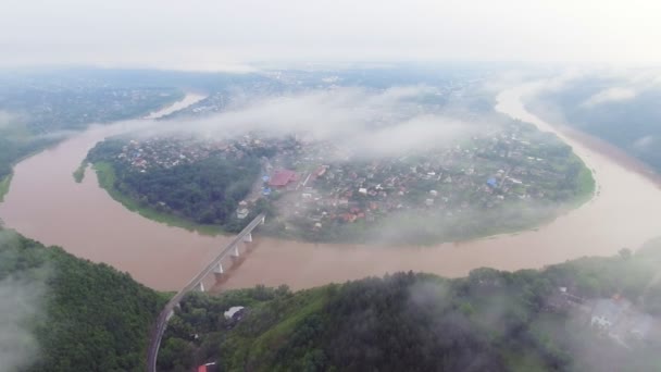 Video de imágenes aéreas de Zaleschiki, región de Ternopil, Ucrania. Vista panorámica en la mañana brumosa. Hora del amanecer. Volando sobre el río Dniester — Vídeo de stock