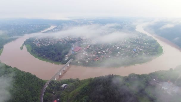 Εναέρια πλάνα βίντεο Zaleschiki, περιοχή Ternopil, Ουκρανία. Πανοραμική θέα προς την ομίχλη το πρωί. Ανατολή. Πετώντας πάνω από τον ποταμό Dniester — Αρχείο Βίντεο