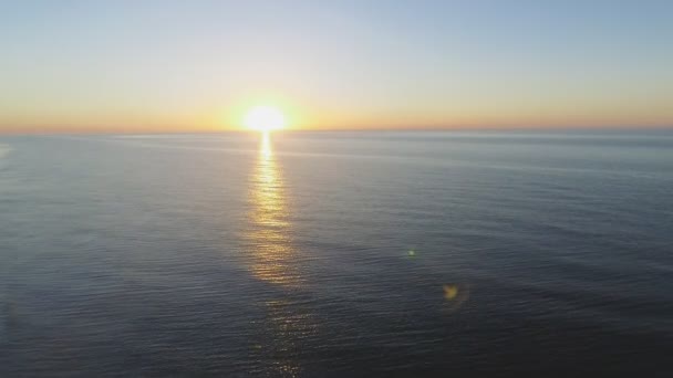 Volando sobre el mar hacia el sol naciente - Vídeo de imágenes aéreas — Vídeo de stock