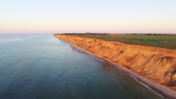 Voler au-dessus de la mer vers le soleil levant - Vidéo aérienne — Video